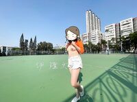 顔を見せることが最善策です！人々は見た目が清らかで、肌が白く、無毛で美しく、女の子を露出するのが大好きであるべきではありません[Yiliwen]を購読して、街頭のスーパーマーケットやショッピングモールでさまざまな人々の前で自分自身を露出させてください。