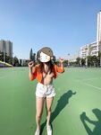 顔を見せることが最善策です！人々は見た目が清らかで、肌が白く、無毛で美しく、女の子を露出するのが大好きであるべきではありません[Yiliwen]を購読して、街頭のスーパーマーケットやショッピングモールでさまざまな人々の前で自分自身を露出させてください。