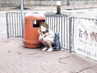 顔を見せることが最善策です！人々は見た目が清らかで、肌が白く、無毛で美しく、女の子を露出するのが大好きであるべきではありません[Yiliwen]を購読して、街頭のスーパーマーケットやショッピングモールでさまざまな人々の前で自分自身を露出させてください。