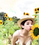 顔を見せることが最善策です！人々は見た目が清らかで、肌が白く、無毛で美しく、女の子を露出するのが大好きであるべきではありません[Yiliwen]を購読して、街頭のスーパーマーケットやショッピングモールでさまざまな人々の前で自分自身を露出させてください。