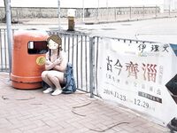 顔を見せることが最善策です！人々は見た目が清らかで、肌が白く、無毛で美しく、女の子を露出するのが大好きであるべきではありません[Yiliwen]を購読して、街頭のスーパーマーケットやショッピングモールでさまざまな人々の前で自分自身を露出させてください。
