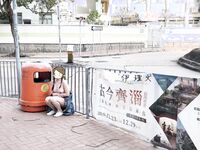 顔を見せることが最善策です！人々は見た目が清らかで、肌が白く、無毛で美しく、女の子を露出するのが大好きであるべきではありません[Yiliwen]を購読して、街頭のスーパーマーケットやショッピングモールでさまざまな人々の前で自分自身を露出させてください。
