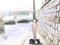 顔を見せることが最善策です！人々は見た目が清らかで、肌が白く、無毛で美しく、女の子を露出するのが大好きであるべきではありません[Yiliwen]を購読して、街頭のスーパーマーケットやショッピングモールでさまざまな人々の前で自分自身を露出させてください。