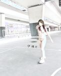 顔を見せることが最善策です！人々は見た目が清らかで、肌が白く、無毛で美しく、女の子を露出するのが大好きであるべきではありません[Yiliwen]を購読して、街頭のスーパーマーケットやショッピングモールでさまざまな人々の前で自分自身を露出させてください。