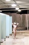 顔を見せることが最善策です！人々は見た目が清らかで、肌が白く、無毛で美しく、女の子を露出するのが大好きであるべきではありません[Yiliwen]を購読して、街頭のスーパーマーケットやショッピングモールでさまざまな人々の前で自分自身を露出させてください。