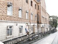 顔を見せることが最善策です！人々は見た目が清らかで、肌が白く、無毛で美しく、女の子を露出するのが大好きであるべきではありません[Yiliwen]を購読して、街頭のスーパーマーケットやショッピングモールでさまざまな人々の前で自分自身を露出させてください。