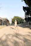 顔を見せることが最善策です！人々は見た目が清らかで、肌が白く、無毛で美しく、女の子を露出するのが大好きであるべきではありません[Yiliwen]を購読して、街頭のスーパーマーケットやショッピングモールでさまざまな人々の前で自分自身を露出させてください。