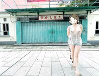 顔を見せることが最善策です！人々は見た目が清らかで、肌が白く、無毛で美しく、女の子を露出するのが大好きであるべきではありません[Yiliwen]を購読して、街頭のスーパーマーケットやショッピングモールでさまざまな人々の前で自分自身を露出させてください。