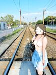 顔を見せることが最善策です！人々は見た目が清らかで、肌が白く、無毛で美しく、女の子を露出するのが大好きであるべきではありません[Yiliwen]を購読して、街頭のスーパーマーケットやショッピングモールでさまざまな人々の前で自分自身を露出させてください。