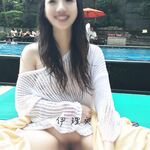 顔を見せることが最善策です！人々は見た目が清らかで、肌が白く、無毛で美しく、女の子を露出するのが大好きであるべきではありません[Yiliwen]を購読して、街頭のスーパーマーケットやショッピングモールでさまざまな人々の前で自分自身を露出させてください。