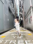 顔を見せることが最善策です！人々は見た目が清らかで、肌が白く、無毛で美しく、女の子を露出するのが大好きであるべきではありません[Yiliwen]を購読して、街頭のスーパーマーケットやショッピングモールでさまざまな人々の前で自分自身を露出させてください。