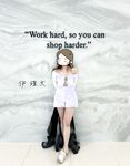 顔を見せることが最善策です！人々は見た目が清らかで、肌が白く、無毛で美しく、女の子を露出するのが大好きであるべきではありません[Yiliwen]を購読して、街頭のスーパーマーケットやショッピングモールでさまざまな人々の前で自分自身を露出させてください。
