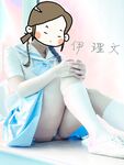 顔を見せることが最善策です！人々は見た目が清らかで、肌が白く、無毛で美しく、女の子を露出するのが大好きであるべきではありません[Yiliwen]を購読して、街頭のスーパーマーケットやショッピングモールでさまざまな人々の前で自分自身を露出させてください。