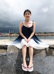 顔を見せることが最善策です！人々は見た目が清らかで、肌が白く、無毛で美しく、女の子を露出するのが大好きであるべきではありません[Yiliwen]を購読して、街頭のスーパーマーケットやショッピングモールでさまざまな人々の前で自分自身を露出させてください。