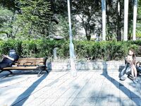 顔を見せることが最善策です！人々は見た目が清らかで、肌が白く、無毛で美しく、女の子を露出するのが大好きであるべきではありません[Yiliwen]を購読して、街頭のスーパーマーケットやショッピングモールでさまざまな人々の前で自分自身を露出させてください。