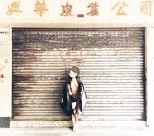 顔を見せることが最善策です！人々は見た目が清らかで、肌が白く、無毛で美しく、女の子を露出するのが大好きであるべきではありません[Yiliwen]を購読して、街頭のスーパーマーケットやショッピングモールでさまざまな人々の前で自分自身を露出させてください。