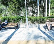 顔を見せることが最善策です！人々は見た目が清らかで、肌が白く、無毛で美しく、女の子を露出するのが大好きであるべきではありません[Yiliwen]を購読して、街頭のスーパーマーケットやショッピングモールでさまざまな人々の前で自分自身を露出させてください。