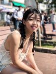 顔を見せることが最善策です！人々は見た目が清らかで、肌が白く、無毛で美しく、女の子を露出するのが大好きであるべきではありません[Yiliwen]を購読して、街頭のスーパーマーケットやショッピングモールでさまざまな人々の前で自分自身を露出させてください。