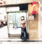 顔を見せることが最善策です！人々は見た目が清らかで、肌が白く、無毛で美しく、女の子を露出するのが大好きであるべきではありません[Yiliwen]を購読して、街頭のスーパーマーケットやショッピングモールでさまざまな人々の前で自分自身を露出させてください。