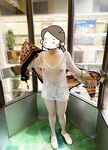 顔を見せることが最善策です！人々は見た目が清らかで、肌が白く、無毛で美しく、女の子を露出するのが大好きであるべきではありません[Yiliwen]を購読して、街頭のスーパーマーケットやショッピングモールでさまざまな人々の前で自分自身を露出させてください。