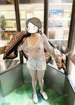 顔を見せることが最善策です！人々は見た目が清らかで、肌が白く、無毛で美しく、女の子を露出するのが大好きであるべきではありません[Yiliwen]を購読して、街頭のスーパーマーケットやショッピングモールでさまざまな人々の前で自分自身を露出させてください。