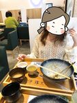 顔を見せることが最善策です！人々は見た目が清らかで、肌が白く、無毛で美しく、女の子を露出するのが大好きであるべきではありません[Yiliwen]を購読して、街頭のスーパーマーケットやショッピングモールでさまざまな人々の前で自分自身を露出させてください。