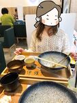 顔を見せることが最善策です！人々は見た目が清らかで、肌が白く、無毛で美しく、女の子を露出するのが大好きであるべきではありません[Yiliwen]を購読して、街頭のスーパーマーケットやショッピングモールでさまざまな人々の前で自分自身を露出させてください。