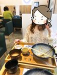 顔を見せることが最善策です！人々は見た目が清らかで、肌が白く、無毛で美しく、女の子を露出するのが大好きであるべきではありません[Yiliwen]を購読して、街頭のスーパーマーケットやショッピングモールでさまざまな人々の前で自分自身を露出させてください。