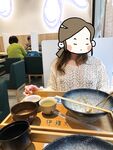 顔を見せることが最善策です！人々は見た目が清らかで、肌が白く、無毛で美しく、女の子を露出するのが大好きであるべきではありません[Yiliwen]を購読して、街頭のスーパーマーケットやショッピングモールでさまざまな人々の前で自分自身を露出させてください。