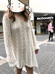 顔を見せることが最善策です！人々は見た目が清らかで、肌が白く、無毛で美しく、女の子を露出するのが大好きであるべきではありません[Yiliwen]を購読して、街頭のスーパーマーケットやショッピングモールでさまざまな人々の前で自分自身を露出させてください。