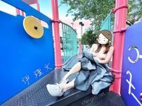 顔を見せることが最善策です！人々は見た目が清らかで、肌が白く、無毛で美しく、女の子を露出するのが大好きであるべきではありません[Yiliwen]を購読して、街頭のスーパーマーケットやショッピングモールでさまざまな人々の前で自分自身を露出させてください。
