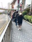 顔を見せることが最善策です！人々は見た目が清らかで、肌が白く、無毛で美しく、女の子を露出するのが大好きであるべきではありません[Yiliwen]を購読して、街頭のスーパーマーケットやショッピングモールでさまざまな人々の前で自分自身を露出させてください。