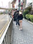 顔を見せることが最善策です！人々は見た目が清らかで、肌が白く、無毛で美しく、女の子を露出するのが大好きであるべきではありません[Yiliwen]を購読して、街頭のスーパーマーケットやショッピングモールでさまざまな人々の前で自分自身を露出させてください。