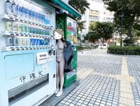 顔を見せることが最善策です！人々は見た目が清らかで、肌が白く、無毛で美しく、女の子を露出するのが大好きであるべきではありません[Yiliwen]を購読して、街頭のスーパーマーケットやショッピングモールでさまざまな人々の前で自分自身を露出させてください。