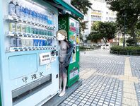 顔を見せることが最善策です！人々は見た目が清らかで、肌が白く、無毛で美しく、女の子を露出するのが大好きであるべきではありません[Yiliwen]を購読して、街頭のスーパーマーケットやショッピングモールでさまざまな人々の前で自分自身を露出させてください。