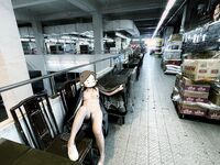 顔を見せることが最善策です！人々は見た目が清らかで、肌が白く、無毛で美しく、女の子を露出するのが大好きであるべきではありません[Yiliwen]を購読して、街頭のスーパーマーケットやショッピングモールでさまざまな人々の前で自分自身を露出させてください。