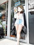顔を見せることが最善策です！人々は見た目が清らかで、肌が白く、無毛で美しく、女の子を露出するのが大好きであるべきではありません[Yiliwen]を購読して、街頭のスーパーマーケットやショッピングモールでさまざまな人々の前で自分自身を露出させてください。
