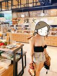 顔を見せることが最善策です！人々は見た目が清らかで、肌が白く、無毛で美しく、女の子を露出するのが大好きであるべきではありません[Yiliwen]を購読して、街頭のスーパーマーケットやショッピングモールでさまざまな人々の前で自分自身を露出させてください。