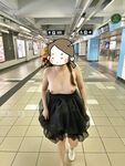 顔を見せることが最善策です！人々は見た目が清らかで、肌が白く、無毛で美しく、女の子を露出するのが大好きであるべきではありません[Yiliwen]を購読して、街頭のスーパーマーケットやショッピングモールでさまざまな人々の前で自分自身を露出させてください。