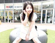 顔を見せることが最善策です！人々は見た目が清らかで、肌が白く、無毛で美しく、女の子を露出するのが大好きであるべきではありません[Yiliwen]を購読して、街頭のスーパーマーケットやショッピングモールでさまざまな人々の前で自分自身を露出させてください。