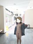 顔を見せることが最善策です！人々は見た目が清らかで、肌が白く、無毛で美しく、女の子を露出するのが大好きであるべきではありません[Yiliwen]を購読して、街頭のスーパーマーケットやショッピングモールでさまざまな人々の前で自分自身を露出させてください。