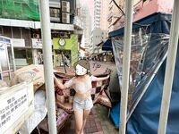 顔を見せることが最善策です！人々は見た目が清らかで、肌が白く、無毛で美しく、女の子を露出するのが大好きであるべきではありません[Yiliwen]を購読して、街頭のスーパーマーケットやショッピングモールでさまざまな人々の前で自分自身を露出させてください。