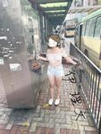 顔を見せることが最善策です！人々は見た目が清らかで、肌が白く、無毛で美しく、女の子を露出するのが大好きであるべきではありません[Yiliwen]を購読して、街頭のスーパーマーケットやショッピングモールでさまざまな人々の前で自分自身を露出させてください。