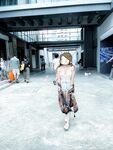 顔を見せることが最善策です！人々は見た目が清らかで、肌が白く、無毛で美しく、女の子を露出するのが大好きであるべきではありません[Yiliwen]を購読して、街頭のスーパーマーケットやショッピングモールでさまざまな人々の前で自分自身を露出させてください。