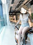 顔を見せることが最善策です！人々は見た目が清らかで、肌が白く、無毛で美しく、女の子を露出するのが大好きであるべきではありません[Yiliwen]を購読して、街頭のスーパーマーケットやショッピングモールでさまざまな人々の前で自分自身を露出させてください。