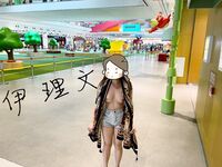 顔を見せることが最善策です！人々は見た目が清らかで、肌が白く、無毛で美しく、女の子を露出するのが大好きであるべきではありません[Yiliwen]を購読して、街頭のスーパーマーケットやショッピングモールでさまざまな人々の前で自分自身を露出させてください。