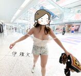 顔を見せることが最善策です！人々は見た目が清らかで、肌が白く、無毛で美しく、女の子を露出するのが大好きであるべきではありません[Yiliwen]を購読して、街頭のスーパーマーケットやショッピングモールでさまざまな人々の前で自分自身を露出させてください。