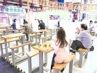 顔を見せることが最善策です！人々は見た目が清らかで、肌が白く、無毛で美しく、女の子を露出するのが大好きであるべきではありません[Yiliwen]を購読して、街頭のスーパーマーケットやショッピングモールでさまざまな人々の前で自分自身を露出させてください。