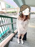 顔を見せることが最善策です！人々は見た目が清らかで、肌が白く、無毛で美しく、女の子を露出するのが大好きであるべきではありません[Yiliwen]を購読して、街頭のスーパーマーケットやショッピングモールでさまざまな人々の前で自分自身を露出させてください。