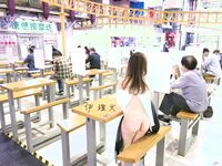 顔を見せることが最善策です！人々は見た目が清らかで、肌が白く、無毛で美しく、女の子を露出するのが大好きであるべきではありません[Yiliwen]を購読して、街頭のスーパーマーケットやショッピングモールでさまざまな人々の前で自分自身を露出させてください。
